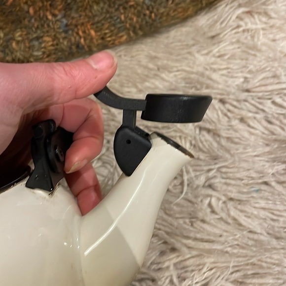 Le Creuset ombre white cream kettle - Picture 7 of 15